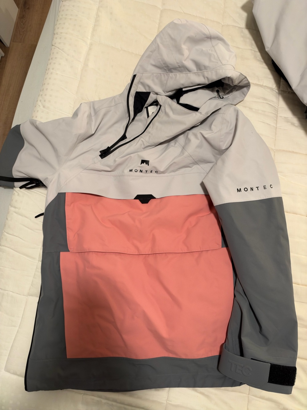 Women’s Colorblock Hooded Ski Jacket in Light Gray and Pink